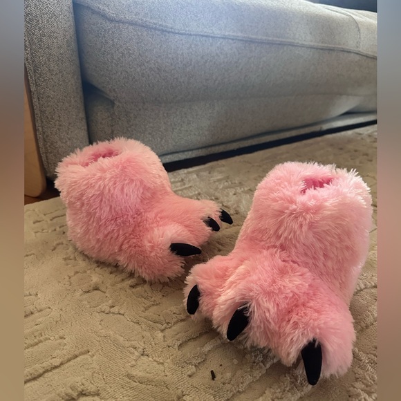 Kids pink fuzzy bear slippers, size 9-11 - Picture 3 of 7